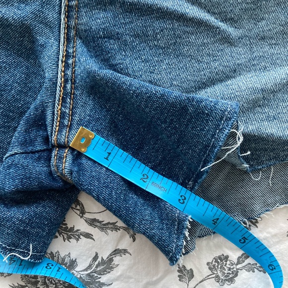 LEVI STRAUSS medium wash denim high rise 3” jean shorts ✨50% OFF BUNDLES✨ - Picture 5 of 9
